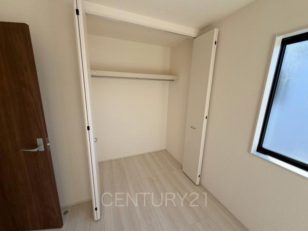 前橋市大利根町第7 2号棟の収納|ハンガーパイプ付きクローゼットです。