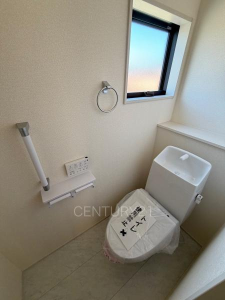 前橋市大利根町第7 2号棟のトイレ|２階トイレです。
温水シャワー洗浄機能付き。
手摺り付きです。