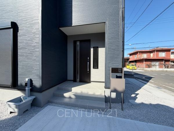 前橋市大利根町第7 2号棟の玄関|スマートキー付きの玄関。
鍵を探すことなくドアの開閉が可能です。
郵便物を守る鍵付きポストです。
インターホンは録画機能付きで防犯面に優れます。