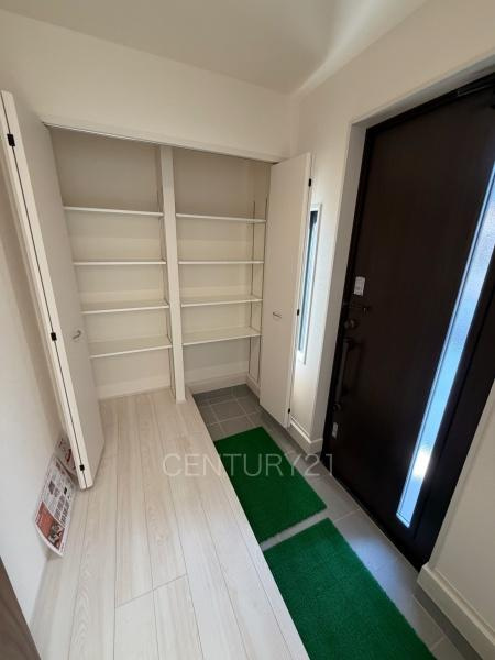 前橋市大利根町第7 2号棟の玄関|高さ調整可能な棚付きで、沢山の収納が可能です。