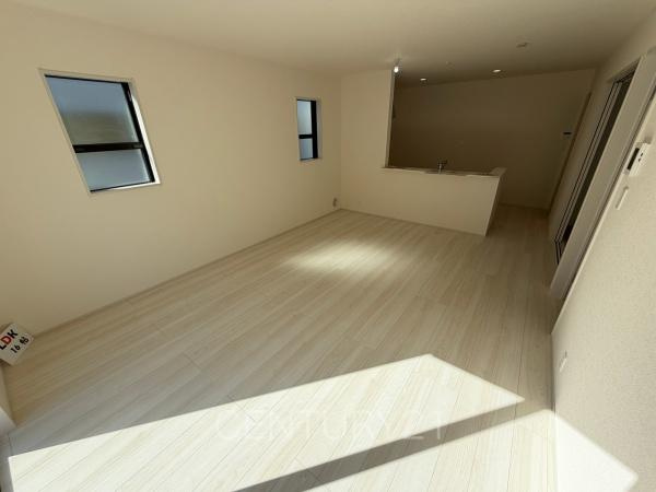 前橋市大利根町第7 2号棟の居間・リビング|大きいソファーがおける広々リビング