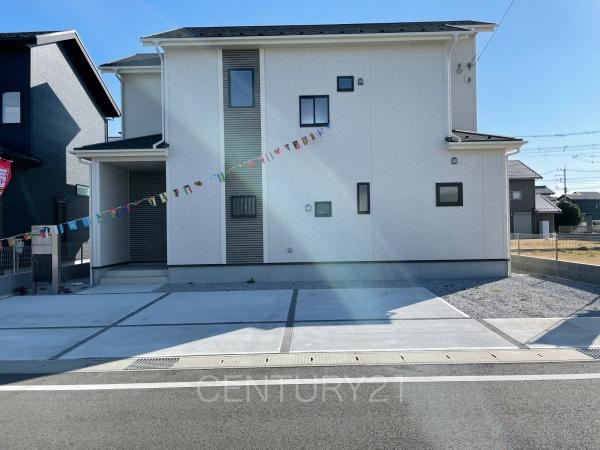 前橋市大利根町第7 1号棟の前面道路含む現地写真|並列駐車可能な駐車場スペースです。