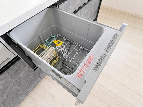 横浜市南区清水ケ丘の新築一戸建のキッチン|ビルトインタイプの食器洗浄乾燥機を備えたキッチン。食後の片付け時間を短縮でき、家事負担を軽減します。調理器具もまとめて洗いやすく、忙しい毎日にうれしい設備。手洗いの時間も減らせる便利な仕様です。