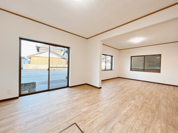 仲介手数料半額）一宮市中島通５丁目の中古住宅|【リフォーム済】リビング　床… 