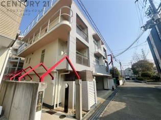 外壁タイル貼りのおしゃれな外観です。