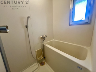 シンプルなユニットバス☆窓付きで換気も楽々！