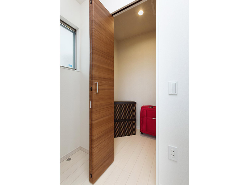仲介手数料不要　KEIAIスターGRACE東区花立2期【桜木東小・桜木中】の収納|【ホール収納】掃除機や室内用の掃除道具、家族みんなが共有で使うものは、たくさんあります。ホール収納があれば、リビングに行って、また戻って、寝室にいって、また戻ってのようなこともありません。スッキリ！