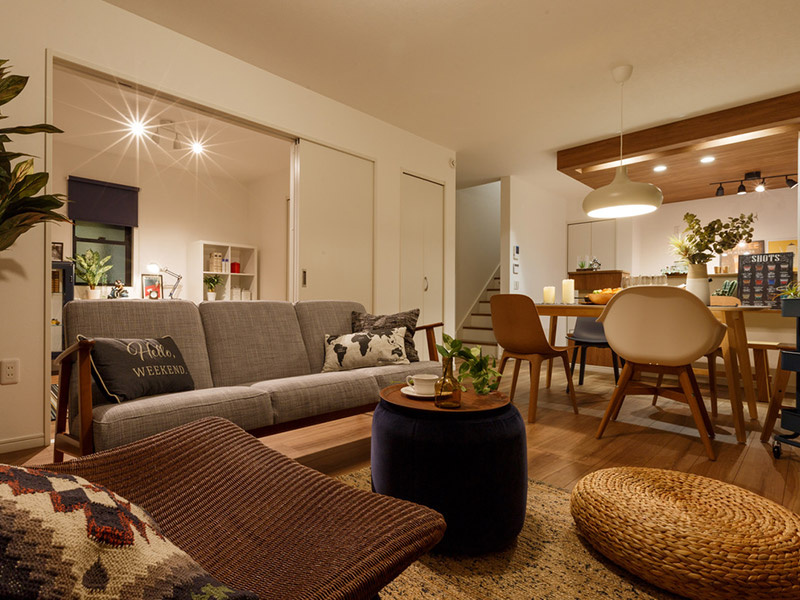 仲介手数料不要　KEIAIスターGRACE東区花立2期【桜木東小・桜木中】の居間・リビング|一般的なLDKは10帖程度と言われています。その約２倍の広さのYUTORIのあるリビングが、心地よい空間を生み出します！続き間と連動した広さも活用でき、ホームパーティーにも対応できるリビングです。