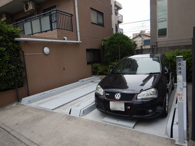 マイキャッスル東長崎の駐車場