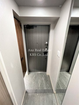 【玄関】 | ファーストフィオーレ阿波座アクア | 玄関には姿見鏡があり、お出かけ前のチェックに最適です！