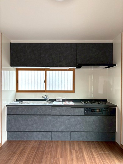 神前リノベーション戸建のキッチン|LIXILキッチンノクト　人造大理石天板採用。食洗器付き。