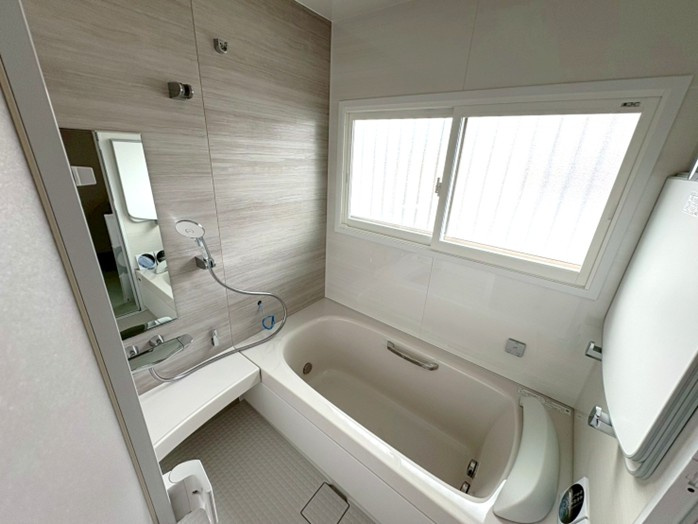 神前リノベーション戸建の浴室|LIXIL最高級グレードユニットバス、スパージュ採用。人造大理石浴槽。