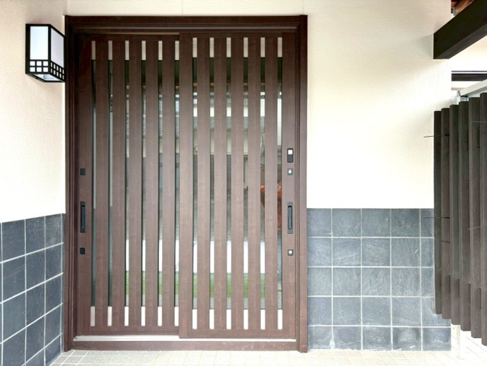 神前リノベーション戸建の玄関|LIXILリシェント玄関ドア　電子キー採用