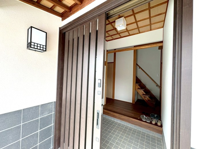 神前リノベーション戸建の洗面所|LIXIL洗面台ピアラ採用。三面鏡・シャワー水栓。