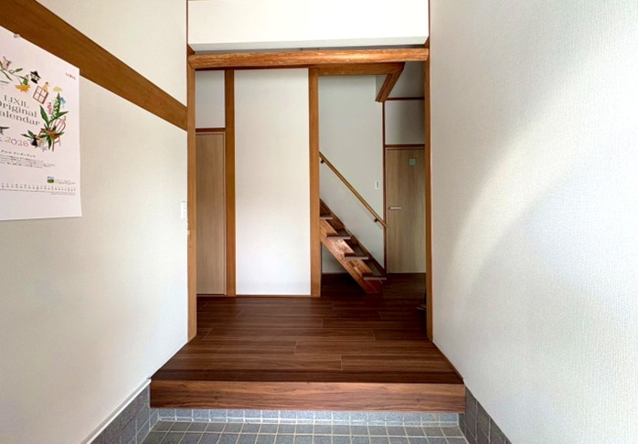 神前リノベーション戸建の玄関|ゆったりとした玄関です