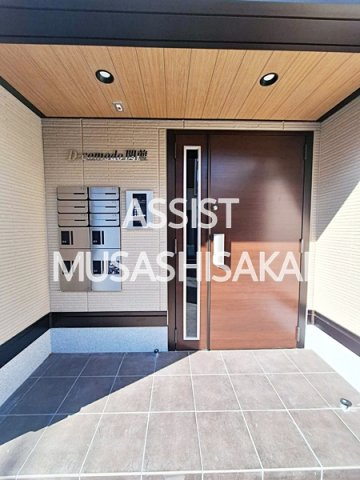 D-comodo関前のエントランス