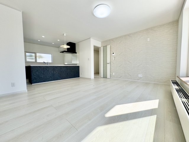 【売主物件】美原5丁目で叶う、水回りもピカピカのリフォーム住宅◎の居間・リビング|アクセントクロスが彩るリビングで、家族との会話も弾みます。