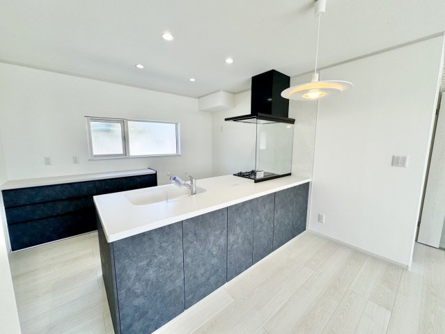 【売主物件】美原5丁目で叶う、水回りもピカピカのリフォーム住宅◎のキッチン|黒の配色が空間を引き締める開放的な対面式オープンキッチン