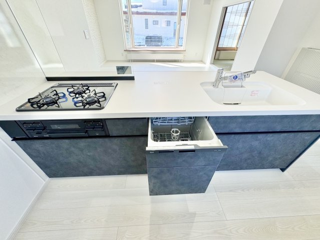 【売主物件】美原5丁目で叶う、水回りもピカピカのリフォーム住宅◎のキッチン|食洗機完備で家事効率も上がるスタイリッシュな対面キッチン