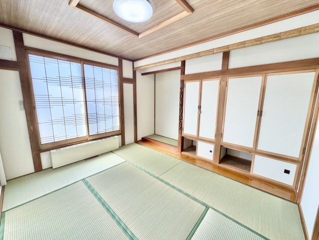 【売主物件】美原5丁目で叶う、水回りもピカピカのリフォーム住宅◎の和室|畳の香りに癒やされる、陽当たりと収納力を兼ね備えた和室。