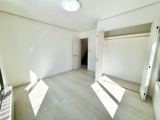 【売主物件】美原5丁目で叶う、水回りもピカピカのリフォーム住宅◎の洋室|白を基調とした、陽光降り注ぐ清潔感あふれる明るい洋室