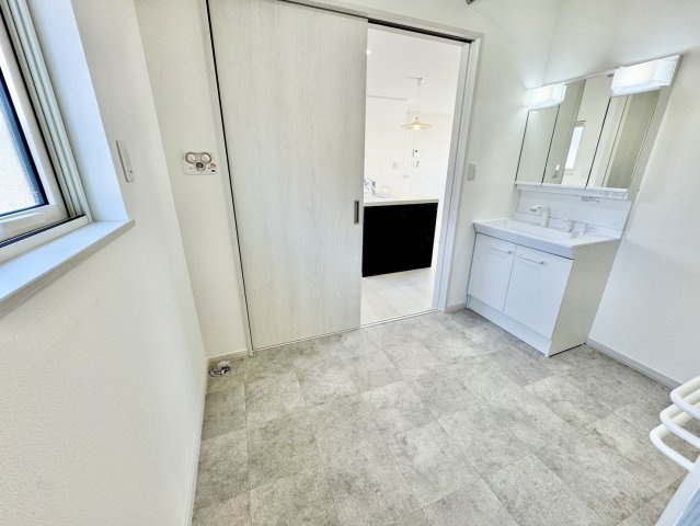 【売主物件】美原5丁目で叶う、水回りもピカピカのリフォーム住宅◎の脱衣所|家事動線に優れた、キッチン直結の明るい洗面室