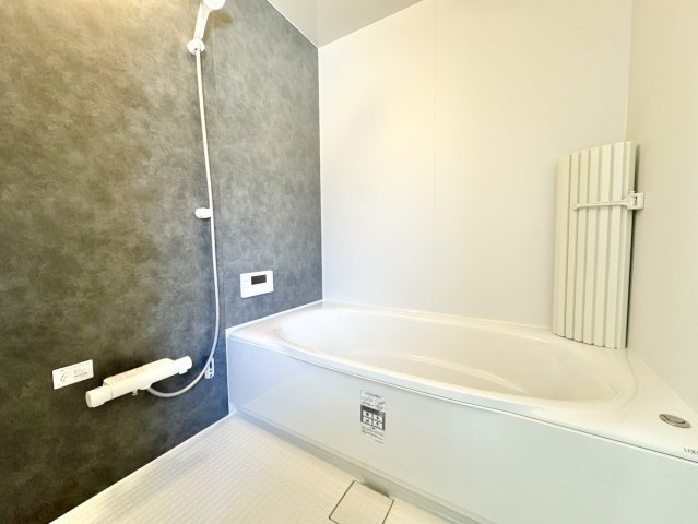 【売主物件】美原5丁目で叶う、水回りもピカピカのリフォーム住宅◎の浴室|落ち着いたアクセントパネルが魅力的な、清潔感あるバスルーム。