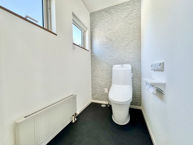 【売主物件】美原5丁目で叶う、水回りもピカピカのリフォーム住宅◎のトイレ|パネルヒーター完備で冬も暖かい、モダンなデザインのトイレ