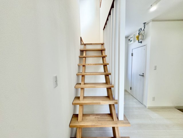 【売主物件】美原5丁目で叶う、水回りもピカピカのリフォーム住宅◎の内装|木のぬくもりを感じる開放的な階段が目を引きます♪