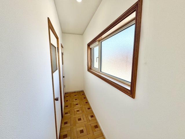 【売主物件】美原5丁目で叶う、水回りもピカピカのリフォーム住宅◎の内装|大きな窓から光が差し込む、明るく清潔感のある廊下です。