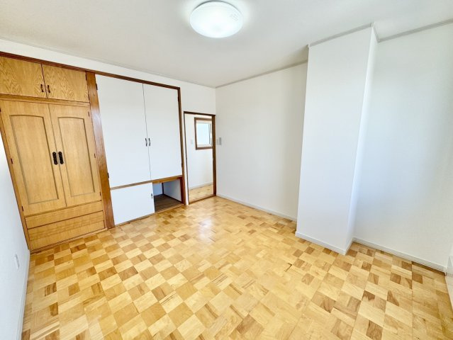 【売主物件】美原5丁目で叶う、水回りもピカピカのリフォーム住宅◎の洋室|木の質感が美しいフローリングと、整理整頓に便利な壁面収納。