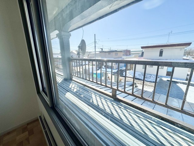 【売主物件】美原5丁目で叶う、水回りもピカピカのリフォーム住宅◎のバルコニー|日当たり良好！窓から望む、開放感あふれる閑静な住宅街。