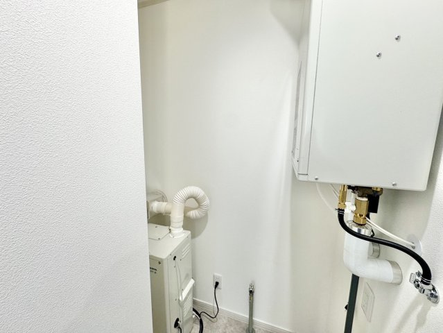 【売主物件】美原5丁目で叶う、水回りもピカピカのリフォーム住宅◎の発電・温水設備|設備関連は、奥のデッドスペースに。