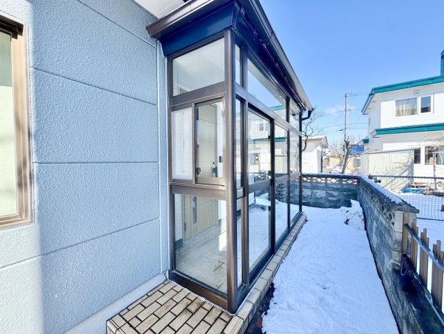 【売主物件】美原5丁目で叶う、水回りもピカピカのリフォーム住宅◎の外観|冬も安心な風除室付き！陽当り良好な広いお庭で開放的な暮らし。