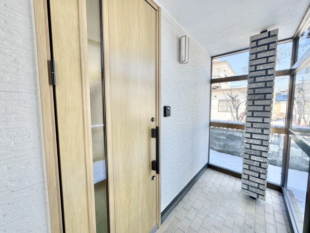 【売主物件】美原5丁目で叶う、水回りもピカピカのリフォーム住宅◎の玄関|木目調のドアが映える広々とした風除室。明るく開放的な玄関先★