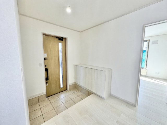 【売主物件】美原5丁目で叶う、水回りもピカピカのリフォーム住宅◎の玄関|ゆとりある玄関スペース。明るい内装が家族を優しく迎えます◎