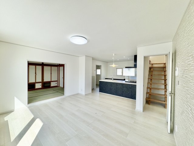 【売主物件】美原5丁目で叶う、水回りもピカピカのリフォーム住宅◎の居間・リビング|和室と繋がる開放的なLDK。家族が集う明るく広々とした大空間。