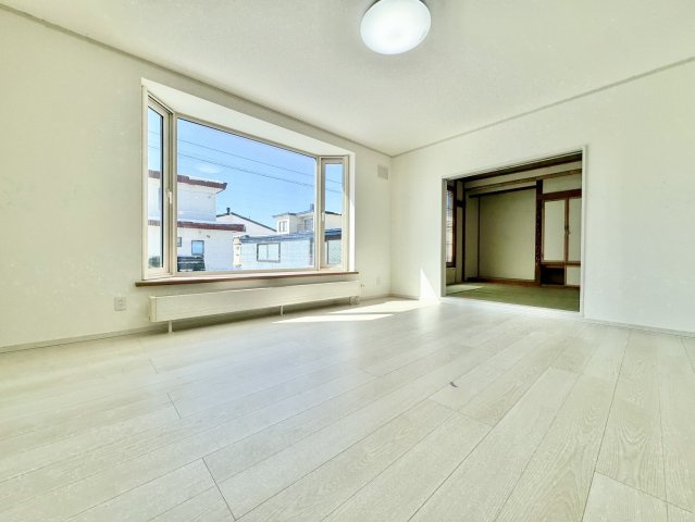 【売主物件】美原5丁目で叶う、水回りもピカピカのリフォーム住宅◎の居間・リビング|陽当り良好な広々リビング！隣の和室を開放してさらにゆったり。