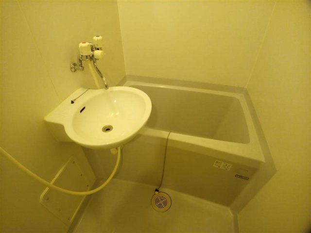 レオパレスＣｈａｍｂｒｅ　Ｎの浴室|※写真と現状が異なる場合は現状を優先