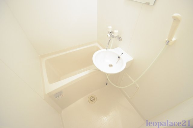 レオパレスＣｈａｍｂｒｅ　Ｎの浴室|備品や設備仕様は号室等により異なります現地をご確認下さい。