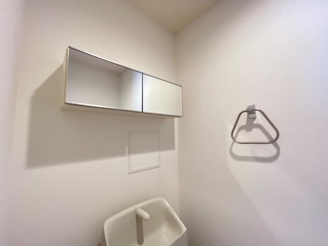 ラ・カーサ・フェリーチェのトイレ|ミラーキャビネット