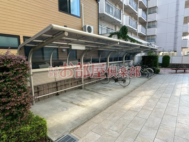 サニーコート津福のその他共用部分|駐車場があるので、車を買う予定の方も安心です