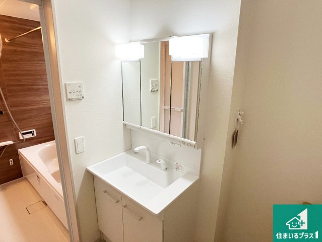 姫路市飾磨区英賀　第2期　新築一戸建ての独立洗面台|清潔感のある洗面台です。フラットな鏡は掃除がしやすく毎日清潔！鏡裏には収納があるのでスッキリとした洗面台が保てます。