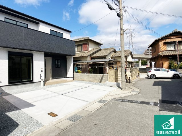 姫路市飾磨区英賀　第2期　新築一戸建ての前面道路含む現地写真|周辺は閑静な住宅街！前面道路広々で車の出し入れも便利です。駐車が苦手な方でも安心して車庫入れできます！