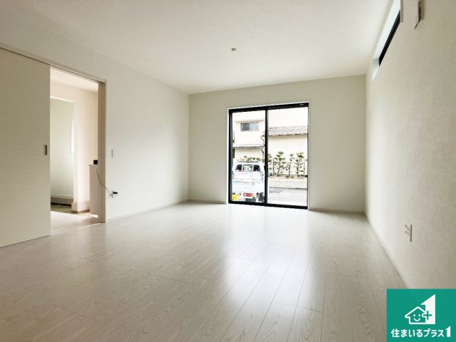 姫路市飾磨区英賀　第2期　新築一戸建ての居間・リビング|日当たり良好の明るいリビングで朝の目覚めもスッキリできそう！対面キッチンでご家族のコミュニケーションも自然と増える設計！小さなお子様が遊ぶスペースを作っても広々とくつろげるLDK！