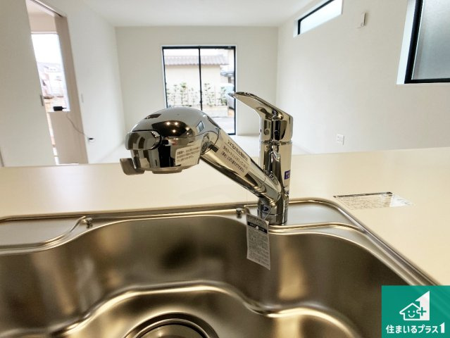 姫路市飾磨区英賀　第2期　新築一戸建ての設備|浄水器を内蔵！炊飯時、お茶を作る時に安心してお水を使えます！お湯と冷水、浄水と原水、シャワーの切替えもワンタッチです！