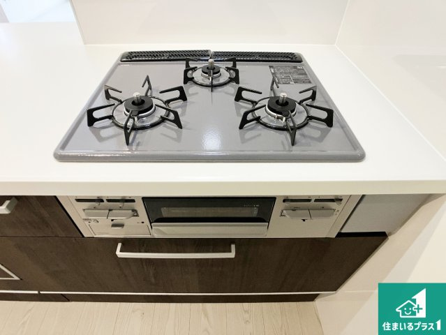 姫路市飾磨区英賀　第2期　新築一戸建ての設備|ダブル高火力Ｓｉセンサー付きコンロ！３口あるので、まとめて料理をする時も大活躍！