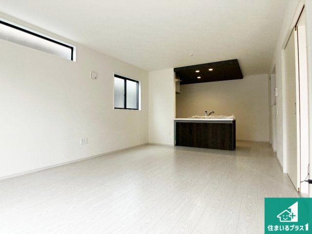 姫路市飾磨区英賀　第2期　新築一戸建ての居間・リビング|日当たり良好の明るいリビングで朝の目覚めもスッキリできそう！対面キッチンでご家族のコミュニケーションも自然と増える設計！小さなお子様が遊ぶスペースを作っても広々とくつろげるLDK！