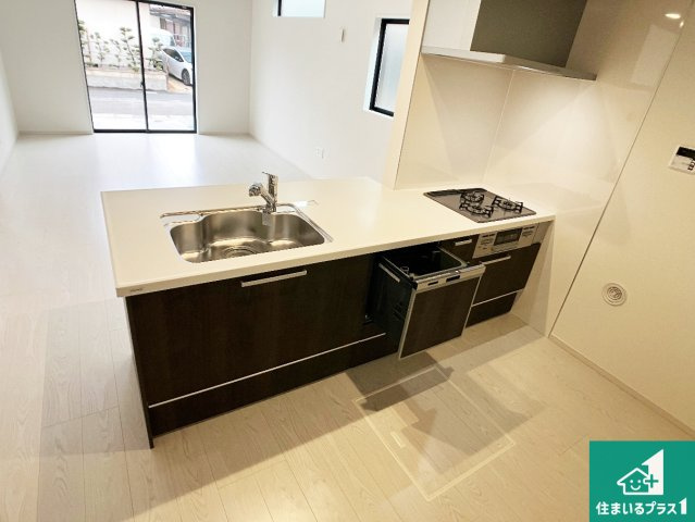 姫路市飾磨区英賀　第2期　新築一戸建てのキッチン|リビングと統一感があり、使い勝手のいいキッチン。広々としているので、二人並んで作業が出来ちゃいます。お子様と一緒に色々なお料理に挑戦できるスペースがあります。