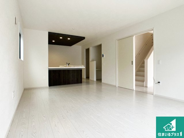 姫路市飾磨区英賀　第2期　新築一戸建ての居間・リビング|リビングと統一感があり、使い勝手のいいキッチン。広々としているので、二人並んで作業が出来ちゃいます。お子様と一緒に色々なお料理に挑戦できるスペースがあります。